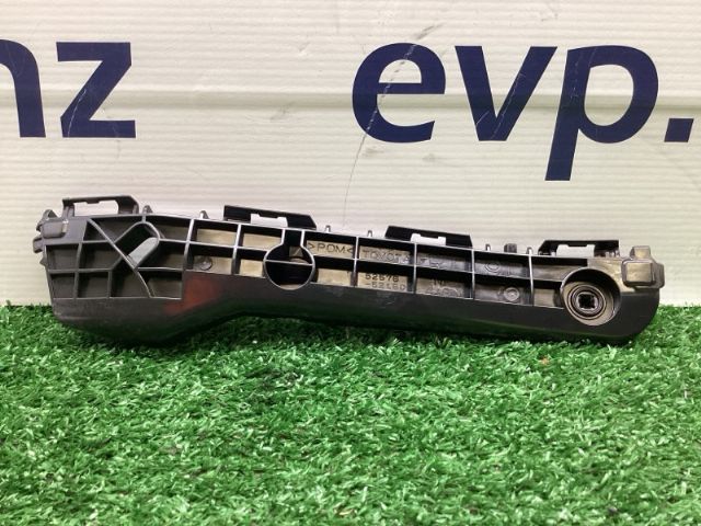 Toyota Prius C Aqua NHP10 LR Bumper Retainer